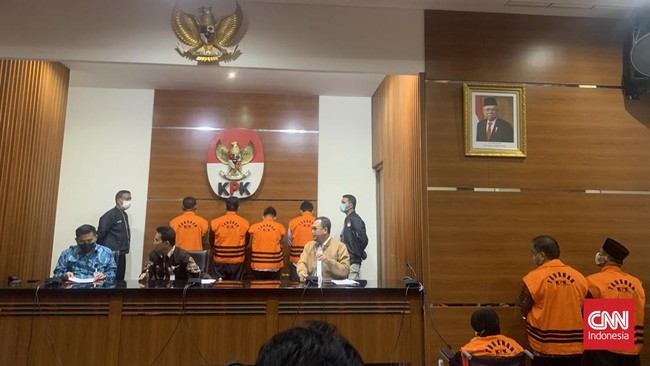 Dalam perkara tipikor di Jambi ini, KPK telah menetapkan 28 tersangka, dan beberapa telah diproses hingga sidang yang salah satunya adalah Gubernur Zumi Zola.