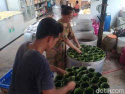 Jelang Imlek, Kue Keranjang Berbungkus Daun Pisang Kebanjiran Pesanan