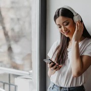 6 Rekomendasi Podcast Bertema Pengembangan Diri, Bantu Kamu Semangat Lagi!