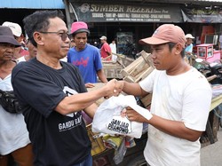 Relawan Ganjar Tebar Ribuan Paket Sembako ke Pedagang Pasar Rau Serang