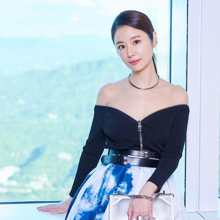 <p>Selain fokus pada serial TV, ia juga berakting untuk beberapa judul film seperti<em> The House That Never Dies</em> (2014), <em>The Devotion of Suspect X</em> (2017) dan <em>Miss Andy</em> (2020). Lalu pada 1999, dia juga memulai karir menyanyi dengan debut album bertajuk <em>Heartbeat.</em> (Foto: Instagram @loveruby_official)<br /><br /><br /></p>