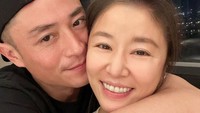 <p>Pada 20 Mei 2016, Ruby Lin mengonfirmasi hubungan asmaranya dengan aktor Wallace Huo. Lalu pada 31 Juli 2016, keduanya mengucap sumpah sehidup semati di salah satu hotel yang berada di Bali dan mengadakan resepsi pernikahan lainnya di Taipei pada 2 Agustus 2016. (Foto: Instagram @loveruby_official)<br /><br /><br /></p>