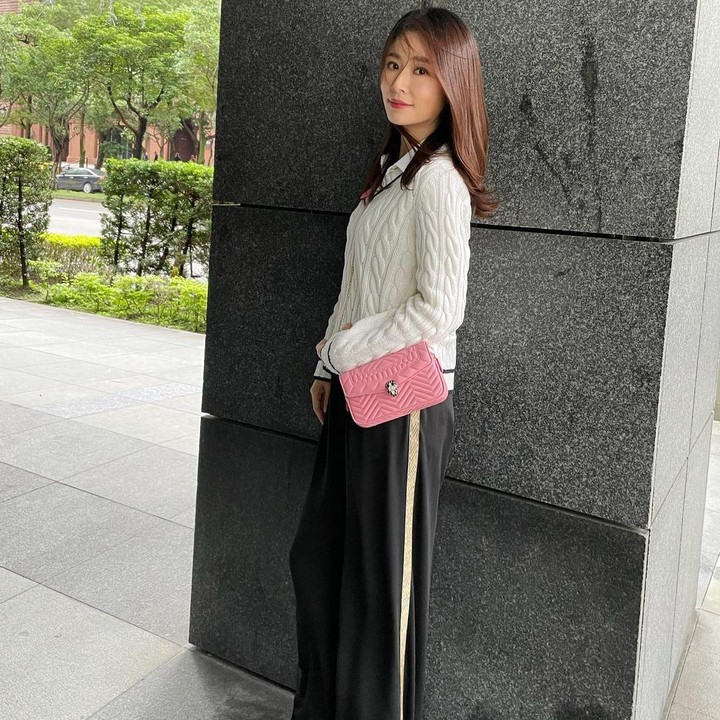 <p>Saat berbicara tentang bayinya untuk pertama kali pada media, Ruby Lin menyatakan bahwa sang putri memiliki dua lesung pipit kecil. "Lucu karena suamiku dan aku hanya memiliki lesung pipi di satu sisi wajah kami, dan dia mewarisi keduanya, jadi sekarang dia punya dua!" tutur wanita yang kini berusia 46 tahun tersebut dengan antusias, dikutip dari<em> yahoo!life</em>. (Foto: Instagram @loveruby_official)</p>