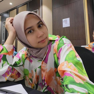 7 Potret Sarni Istri Ivan Fadilla Tuai Hujatan Disebut Mirip ART