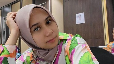 img-title 7 Potret Sarni Istri Ivan Fadilla Tuai Hujatan Disebut Mirip ART