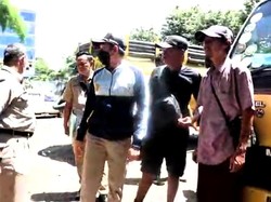 Momen Dinas LH Tangkap Sopir Truk Sedot WC Pembuang Tinja di Jakpus