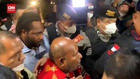 VIDEO: Lukas Enembe Tiba di RSPAD dengan Pengawalan Ketat