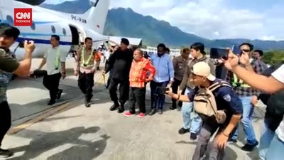 img-title VIDEO: Momen Lukas Enembe Dibawa KPK dari Papua ke Jakarta