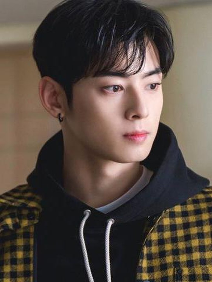 Tidak hanya itu, Cha Eun Woo juga secara khusus mengambil kelas bahasa Itali dan Latin, serta mengunjungi gereja Katolik untuk belajar langsung dengan para Pastor. Untuk kamu yang ingin lihat Cha Eun Woo, drama Island bisa disaksikan di Prime Video, ya!/ foto: instagram.com/tving.official
