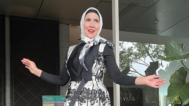 Dalam sebuah unggahan, Verrell menampilkan foto dirinya dan adiknya tengah mencium Venna yang berbaring di atas ranjang.