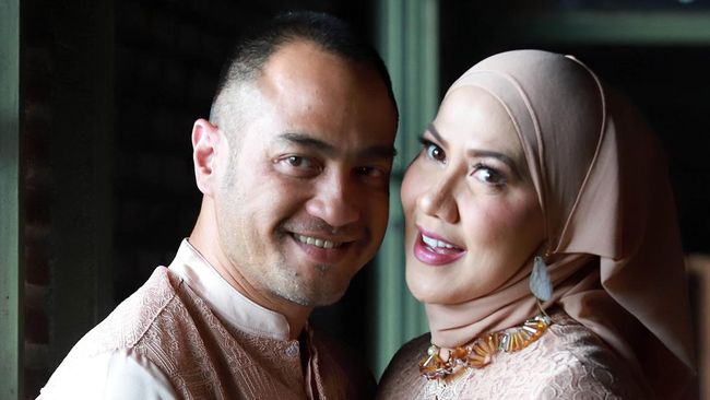 Dalam sebuah video mesra, Ferry Irawan menjawab Venna Melinda yang mengatakan masih banyak orang meragukan keseriusan pria itu.