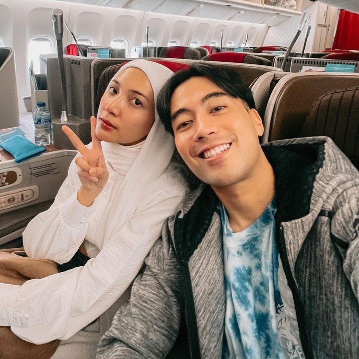 <p>Vidi Aldiano dan Sheila Dara diketahui sedang menjalani ibadah umrah ke Tanah Suci, Bunda. Perjalanan mereka dimulai sejak beberapa waktu yang lalu, ditandai dengan potret keduanya dengan caption basmalah. (Foto: Instagram @vidialdiano)<br /><br /><br /></p>