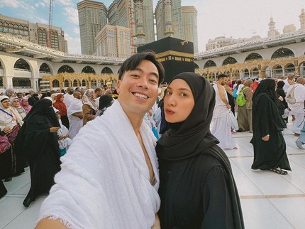 5 Potret Vidi Aldiano Umrah Bareng Sheila Dara, Pertama Kali Setelah Menikah