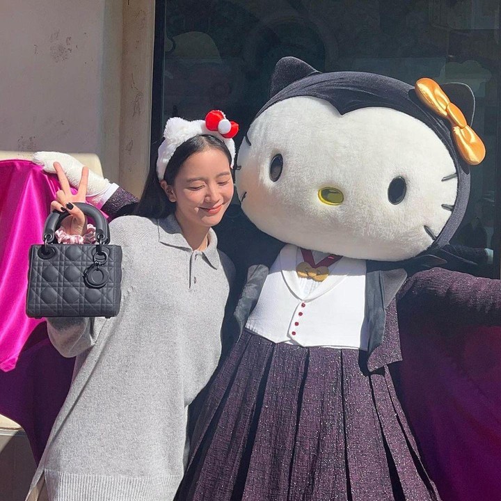 <p>Mulai dari anggota tertua, yakni Kim Jisoo. Wanita kelahiran 27 tahun silam ini memang dikenal begitu mencintai karakter Hello Kitty dan senang memakai bandana tokoh tersebut. (Foto: Instagram @sooyaaa__) <br /><br /><br /></p>