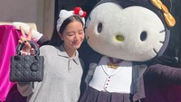 <p>Mulai dari anggota tertua, yakni Kim Jisoo. Wanita kelahiran 27 tahun silam ini memang dikenal begitu mencintai karakter Hello Kitty dan senang memakai bandana tokoh tersebut. (Foto: Instagram @sooyaaa__) <br /><br /><br /></p>