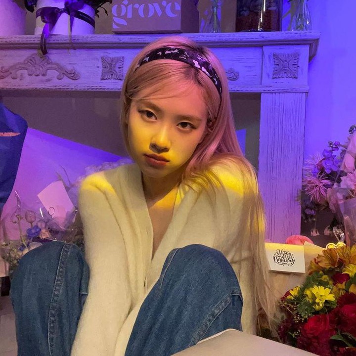 <p>Lalu ada Park Chaeyoung atau yang akrab dipanggil Rose, Bunda. Berbeda dari dua Jisoo dan Jennie, wanita kelahiran Selendia Baru cenderung memilih bandana dengan gaya lebih sederhana di rambutnya. (Foto: Instagram @roses_are_rosie)<br /><br /><br /></p>