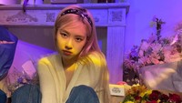 <p>Lalu ada Park Chaeyoung atau yang akrab dipanggil Rose, Bunda. Berbeda dari dua Jisoo dan Jennie, wanita kelahiran Selendia Baru cenderung memilih bandana dengan gaya lebih sederhana di rambutnya. (Foto: Instagram @roses_are_rosie)<br /><br /><br /></p>