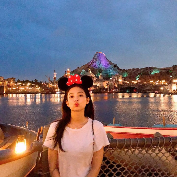 <p>Selanjutnya ada Kim Jennie nih, Bunda. Seperti Jisoo, Jennie juga suka memakai bandana dari karakter kartun. Dalam potret ini, ia terlihat menggemaskan seperti anak kecil, ya? (Foto: Instagram @jennierubyjane)<br /><br /><br /></p>