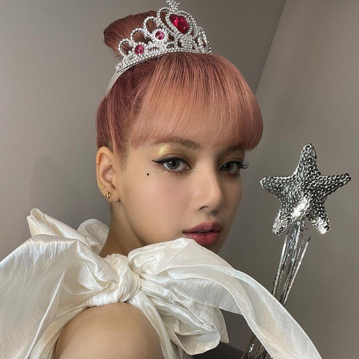 <p>Terakhir anggota termuda yang berasal dari Thailad, Lalisa Manoban atau Lisa. Pada perayaan Natal yang lalu, ia memerkan potret memakai mahkota dengan pakaian ala peri nih, Bunda. (Foto: Instagram @lalalalisa_m)</p>