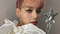 <p>Terakhir anggota termuda yang berasal dari Thailad, Lalisa Manoban atau Lisa. Pada perayaan Natal yang lalu, ia memerkan potret memakai mahkota dengan pakaian ala peri nih, Bunda. (Foto: Instagram @lalalalisa_m)</p>