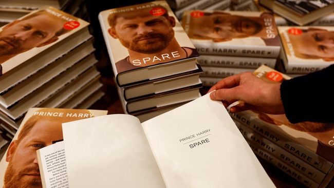 Namun, seorang sumber menyanggah bahwa Pangeran Harry bakal menambahkan satu bab bonus dalam buku memoar Spare versi sampul kertas.