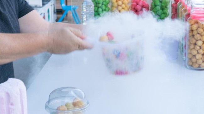Dinkes Jabar menetapkan status darurat medis kasus keracunan makanan akibat jajanan mengandung nitrogen cair atau yang lebih dikenal dengan ciki ngebul.
