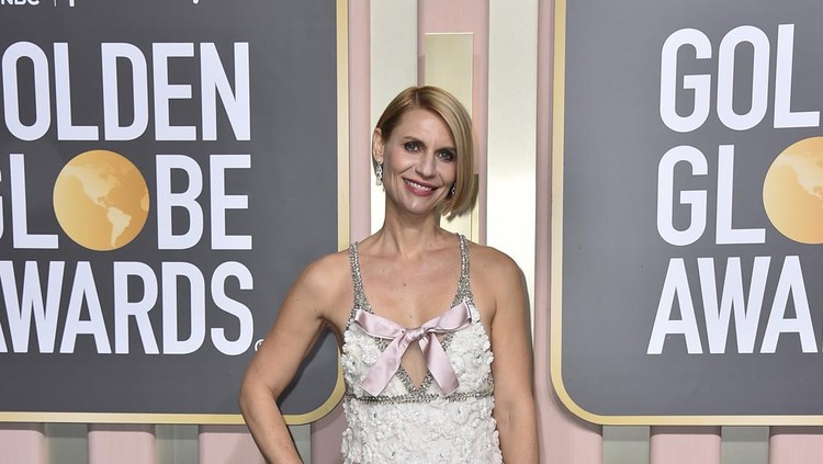 Claire Danes di Golden Globes 2023 Claire Danes arrives at the 80th annual Golden Globe Awards at the Beverly Hilton Hotel on Tuesday, Jan. 10, 2023, in Beverly Hills, Calif. (Photo by Jordan Strauss/Invision/AP)