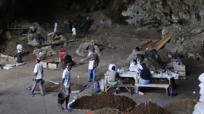 Dalam foto yang diambil 14 September 2009 ini, para pekerja bekerja di lokasi penggalian gua Liang Bua tempat ditemukannya sisa-sisa Homo floresiensis di Ruteng, pulau Flores, Indonesia. (AP/Achmad Ibrahim)