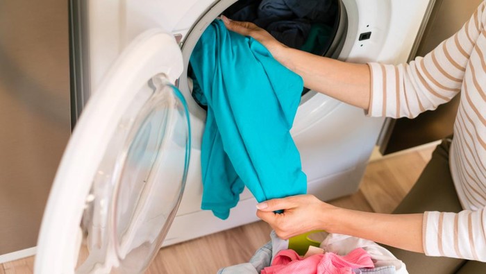7 Kesalahan Saat Cuci Baju yang Bisa Bikin Pakaian Cepat Belel dan Rusak, Jangan Lagi Lakukan ya!