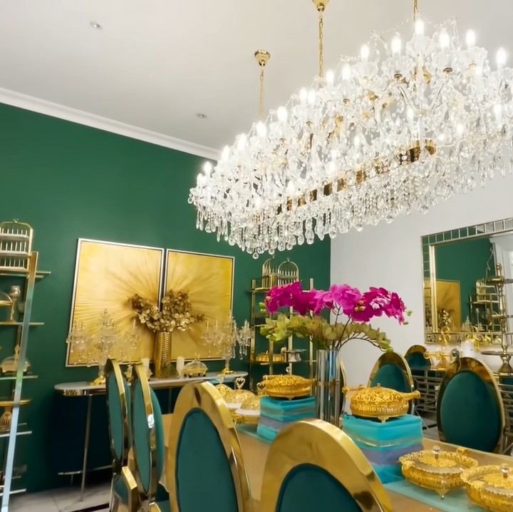 <p>Di ruang makan, Tasyi memberikan warna hijau tua dan emas serta hiasan lampu gantung kristal yang menambahkan kesan mewah. Mulai dari meja hingga dekorasinya Tasyi memilih custom, lho Bun. (Foto: YouTube/Tasyi Athasyia)</p>