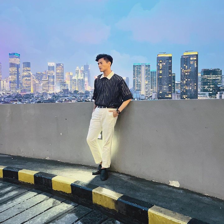 <p>Lewat kanal YouTube miliknya, Diffa Chandra juga sering mengunggah video <em>cover</em> lagu dari para artis terkemuka. Selain itu, Diffa juga memiliki program <em>podcast</em> bertajuk <em>NGEPOIN.</em> (Foto: Instagram @diffachandra)</p>
