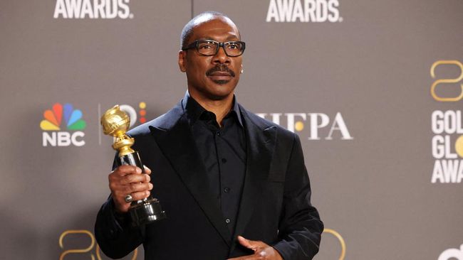 Eddie Murphy menyinggung nama Will Smith ketika menyampaikan pidato di atas panggung Golden Globe Awards 2023.