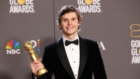 Ibu Korban Jeffrey Dahmer Cela Evan Peters Menang di Golden Globe
