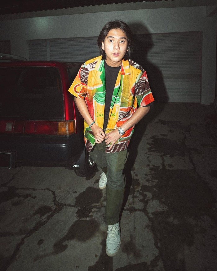 Gaya fashion cowok capricorn ala Iqbaal Ramadhan. Foto: Instagram.com/iqbaal.e