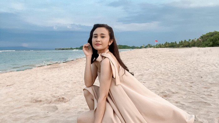 img-title Gaya Kasual dan Simpel ala Michelle Ziudith, Pemeran Series Kupu-Kupu Malam
