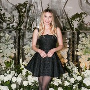 Gaya Santai Ibu Muda ala Emma Roberts yang Bisa Kamu Tiru