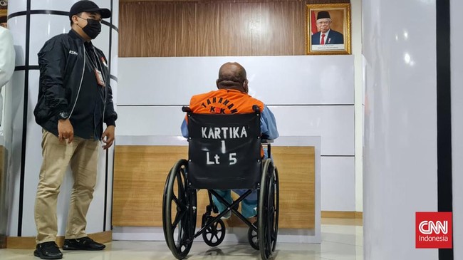 Dokter pribadi menyebut tersangka dugaan suap dan gratifikasi Lukas Enembe memiliki riwayat penyakit jantung, darah tinggi hingga ginjal.