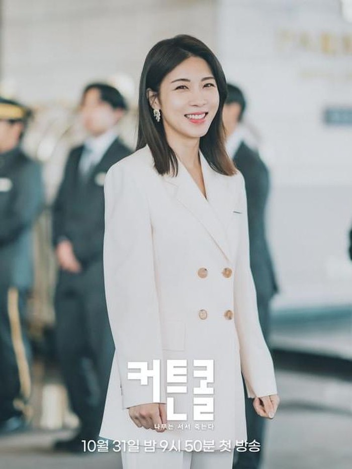 Aktris berusia 44 tahun, Ha Ji Won, tampil elegan dalam drama Curtain Call (2022) sebagai pengelola hotel. Pesonanya yang anggun dan memesona pun turut membuat penampilannya menarik perhatian./ Foto: soompi.com