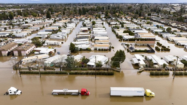 Setidaknya 16 orang meninggal dunia akibat banjir dan badai yang menerjang California, Amerika Serikat, dalam beberapa hari terakhir.