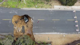 Sinkhole Muncul di Singapura, Satu Mobil Terperosok-Akses Jalan Tutup