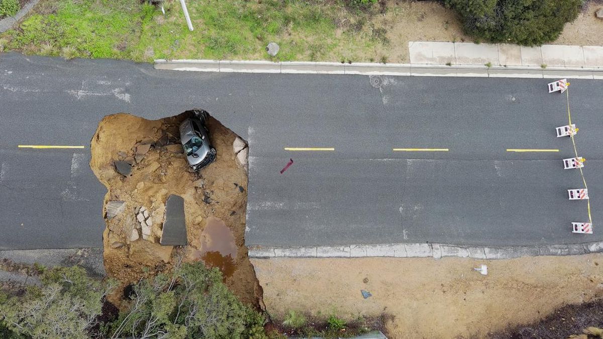 Sinkhole Muncul di Singapura, Satu Mobil Terperosok-Akses Jalan Tutup