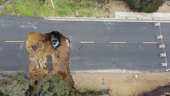 Sinkhole Muncul di Singapura, Satu Mobil Terperosok-Akses Jalan Tutup Satu mobil terperosok usai sinkhol muncul di Jalan Tanjong Katong Road South, Singapura pada Sabtu (26/7).