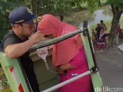 Dramatisnya Evakuasi Ibu Asal Gresik yang Melahirkan di Lantai 2 Rumahnya