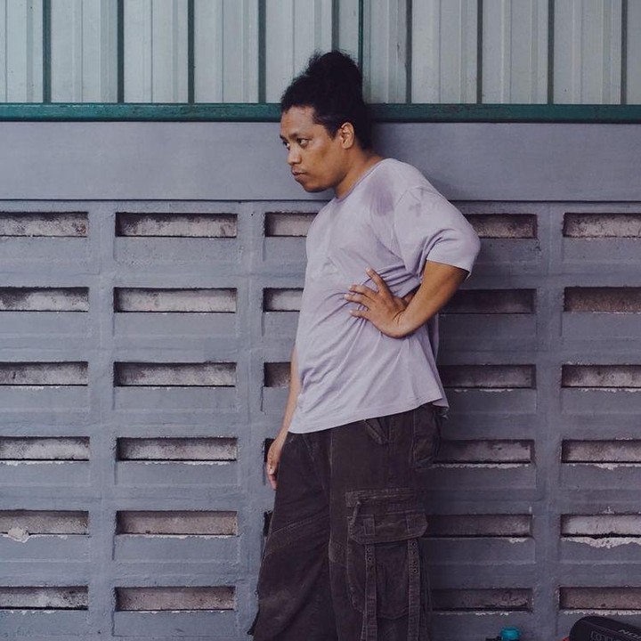 <p>Indah ternyata ditemani sang suami, Arie Kriting. Arie mengenakan kaus abu-abu. Ia terlihat memantau sang istri yang bermain badminton sambil menjaga anak mereka. "Baju udah penuh bekas gumoh itu. Yang penting nona bisa sejenak melepas penat," tulisnya di kolom komentar. (Foto: Instagram @indahpermatas)</p>