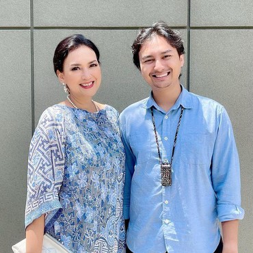 7 Potret Ira Wibowo Pamer 'Pacar Baru' yang Tampan & Masih Muda