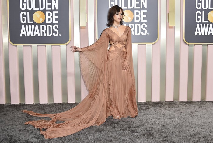 Gaya gothic Wednesday ditinggalkan Jenna Ortega kala di red carpet. Ia tampil anggun memakai gaun dramatis detail cut out karya Gucci.Foto: Invision/Jordan Strauss