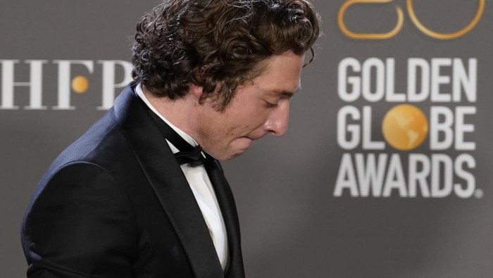 Jeremy Allen White poses in the press room with the award for best performance by an actor in a television series, musical or comedy for 