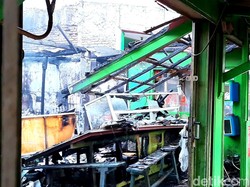 4 Pekerja Terbakar Saat Api Ludeskan Warteg di Karawang