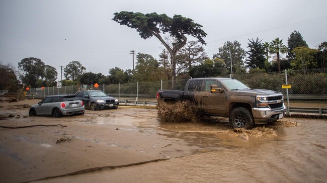 Warga kota kediaman Pangeran Harry di Montecito, California, AS, diminta mengungsi karena waspada longsor akibat banjir parah di negara tersebut.