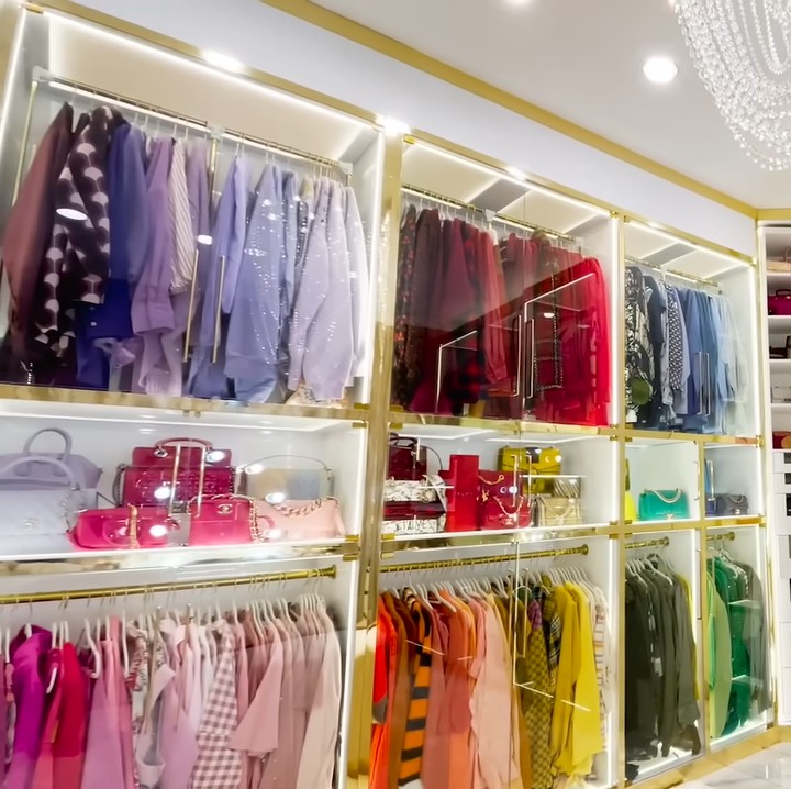 <p>Tasyi memang dikenal kerapihannya, ia bahkan menyusun pakaiannya berdasarkan warna, Bun. Ditambah lampu di tiap lemari, walk-in closet Tasyi pun terlihat elegan dan mewah. (Foto: YouTube/Tasyi Athasyia)</p>